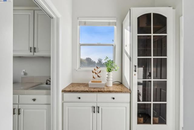 3879 Blackstone Ct, Castro Valley CA: https://media.crmls.org/mediaz/1cc80e31-39f9-4369-bdab-69681beb3b57.jpg
