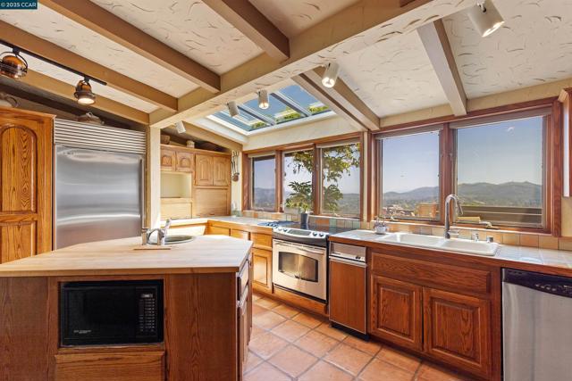 1176 Brown Ave, Lafayette CA: https://media.crmls.org/mediaz/1cc881b6-2943-4f4b-86f2-644d8c9b37f1.jpg