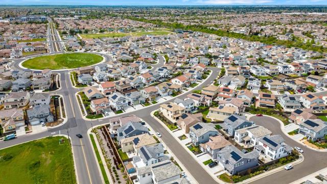 8243 Blue Coral Avenue, Elk Grove CA: https://media.crmls.org/mediaz/1cc99ef3-01d4-4eb7-8c9d-bc18653db471.jpg