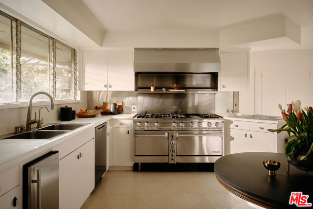 1117 N Beverly Drive, Beverly Hills CA: https://media.crmls.org/mediaz/1cc9a94e-56f3-4c6f-b313-c120693ac3ff.jpg
