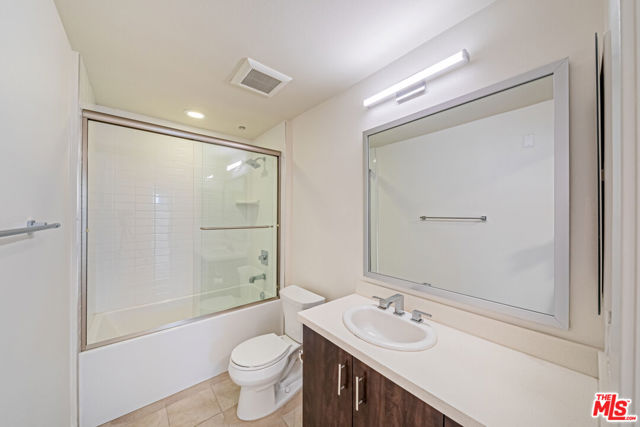 436 S Virgil Avenue, Los Angeles CA: https://media.crmls.org/mediaz/1cca965c-7b61-4082-9e41-6158caf8ac08.jpg