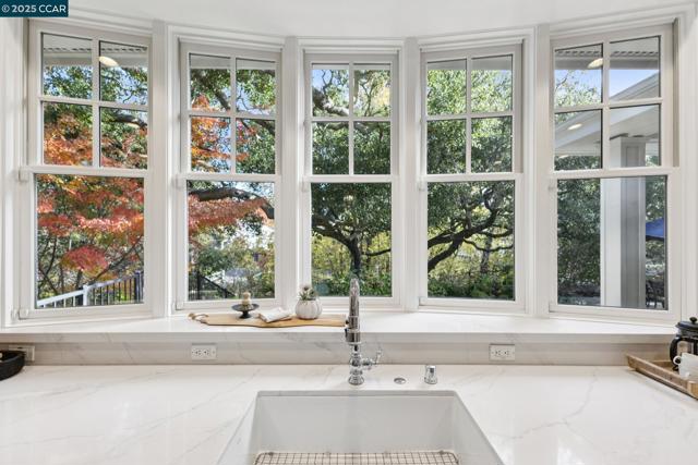 3656 Old Blackhawk Rd, Danville CA: https://media.crmls.org/mediaz/1ccaf7e9-8ea5-4dca-98a4-703436e5e049.jpg