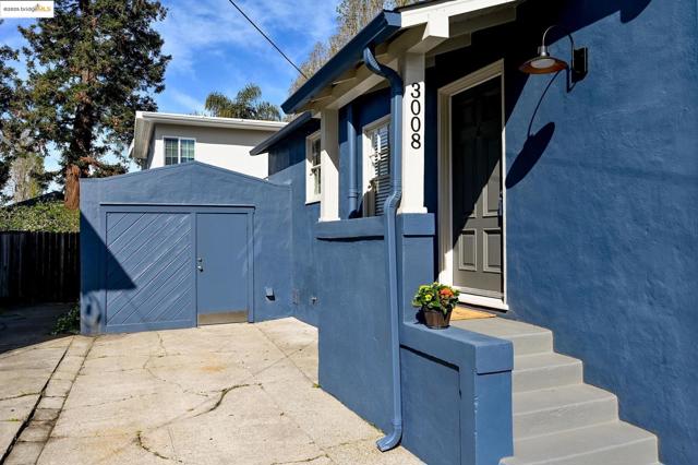 3008 Deakin St, Berkeley CA: https://media.crmls.org/mediaz/1ccb1519-9154-4254-8c97-a2133a632729.jpg