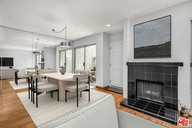 11744 Moorpark Street, Studio City CA: https://media.crmls.org/mediaz/1ccb8672-e5b0-4909-a5f3-1f5a2d09c580.jpg