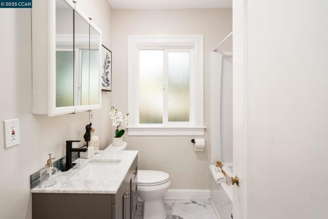 1019 Sir Francis Drake Blvd, San Anselmo CA: https://media.crmls.org/mediaz/1cccbf8f-36c2-40c9-a056-033f89ffb05a.jpg