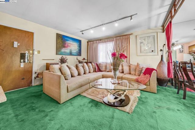 1738 7Th St, Berkeley CA: https://media.crmls.org/mediaz/1ccd2151-a46c-4fee-9f19-80c3ac370488.jpg