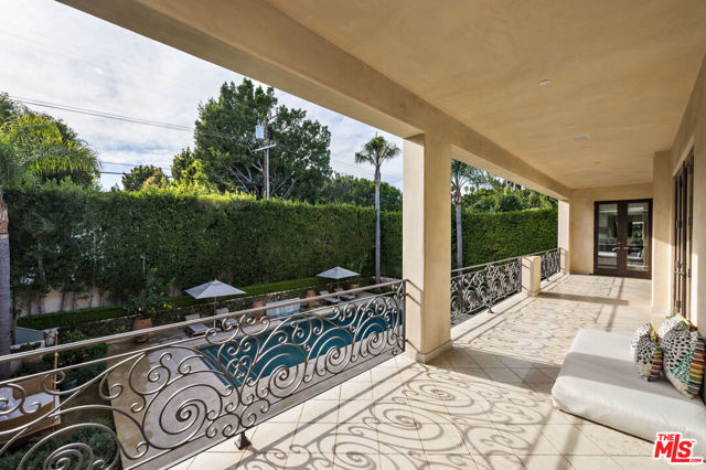 623 N ALTA Drive, Beverly Hills CA: https://media.crmls.org/mediaz/1cce1635-b767-49ad-91af-93f3a3c2bf62.jpg