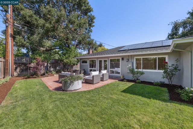 241 E Creek Dr, Menlo Park CA: https://media.crmls.org/mediaz/1cce870e-1503-479f-8082-baa4b5865ca3.jpg