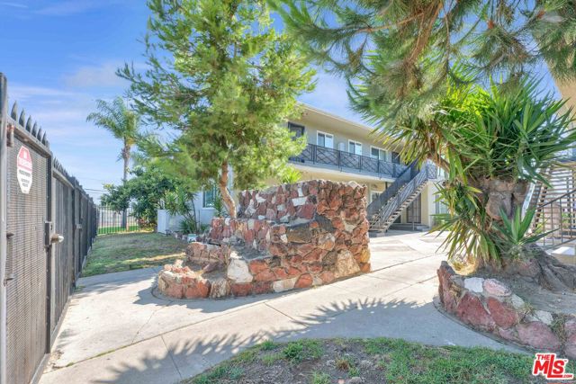 10235 S 10th Avenue, Inglewood CA: https://media.crmls.org/mediaz/1ccee365-c2a5-47e5-8bd7-62c33f3523eb.jpg