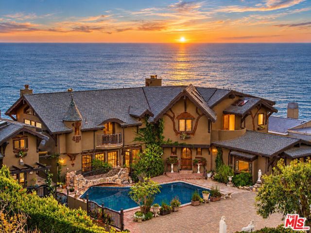 7007 Birdview Avenue, Malibu CA: https://media.crmls.org/mediaz/1ccf305e-85b7-4db1-aad7-6989a619fdcc.jpg