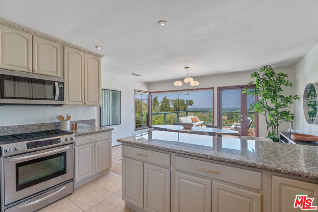 13451 Cheltenham Drive, Sherman Oaks CA: https://media.crmls.org/mediaz/1ccf4739-4036-42db-acce-2d0ac413ed3e.jpg
