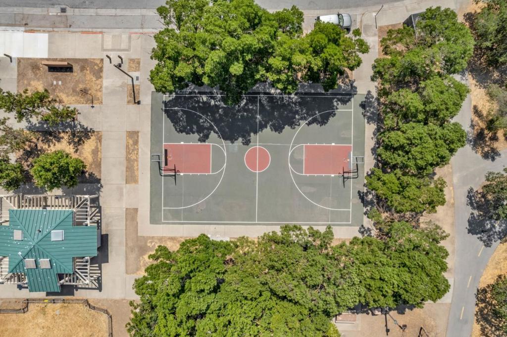 https://media.crmls.org/mediaz/1cd118c6-d584-4fdb-8ef4-305391ebee40.jpg?preset=X-Large
