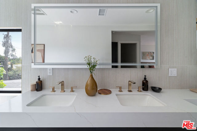 1615 Sargent Place, Los Angeles CA: https://media.crmls.org/mediaz/1cd1894d-d1dc-48c5-bbf2-954993123562.jpg