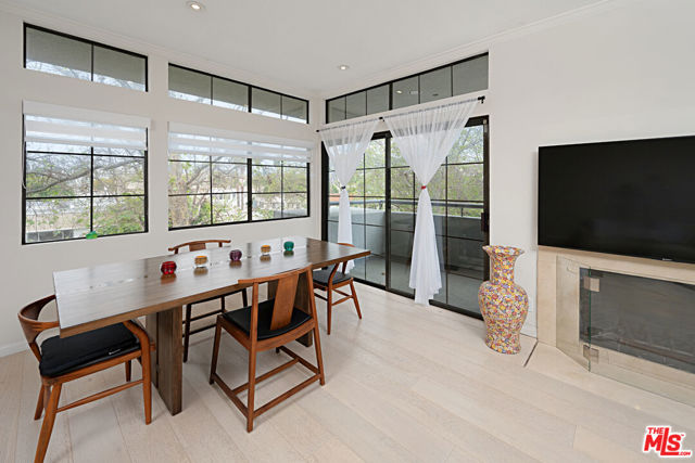 200 N Swall Drive, Beverly Hills CA: https://media.crmls.org/mediaz/1cd27725-4277-4ea2-918f-28f527e0682b.jpg