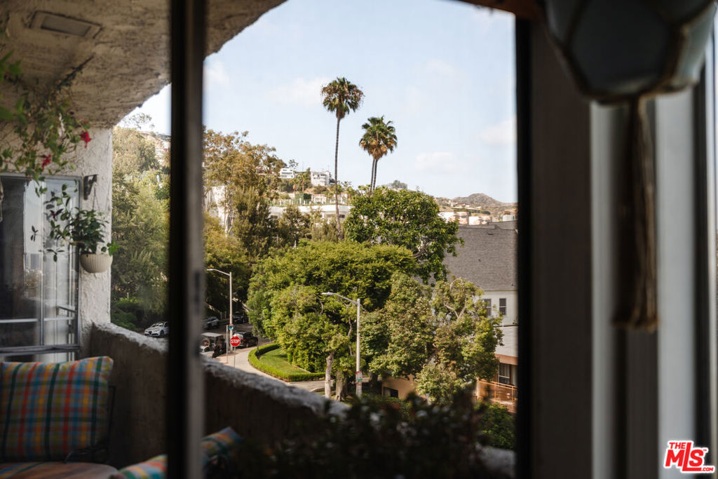 https://media.crmls.org/mediaz/1cd295c9-10c0-4074-8612-d4455e4d123f.jpg?preset=X-Large