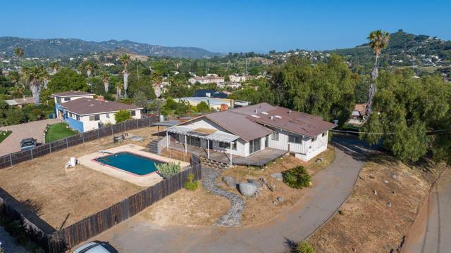 2231 Oak Hill Dr, Escondido CA: https://media.crmls.org/mediaz/1cd30f2f-5df5-4c97-935d-9a7af87320f8.jpg