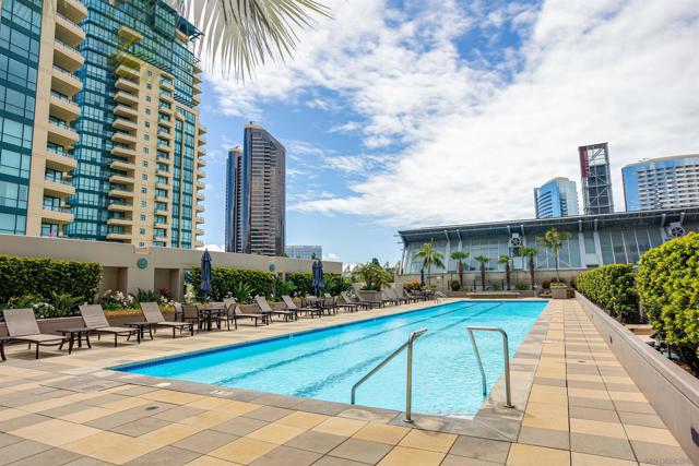 550 Front St, San Diego CA: https://media.crmls.org/mediaz/1cd39e58-64fc-48c4-8fc6-22c2611f7b99.jpg