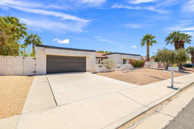 1862 N Nogales Way, Palm Springs CA: https://media.crmls.org/mediaz/1cd3a080-74ff-4d40-a9e3-64054c842e72.jpg