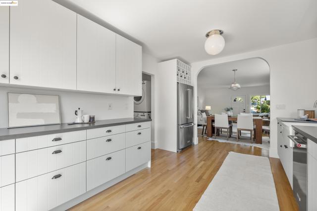 2516 Mathews St, Berkeley CA: https://media.crmls.org/mediaz/1cd491ad-ff54-4db6-b0b5-d3b8d425ad28.jpg