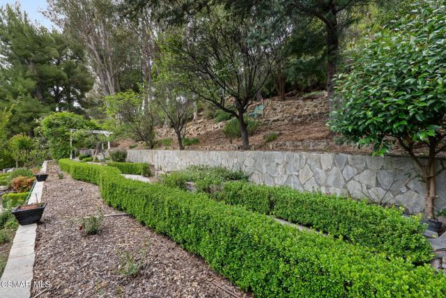 1561 Lookout Drive, Agoura Hills CA: https://media.crmls.org/mediaz/1cd4bb09-3612-408d-9040-452a8bd18f74.jpg