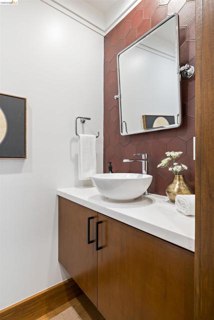 Image 18 of 41 For 3208 Claremont Ave