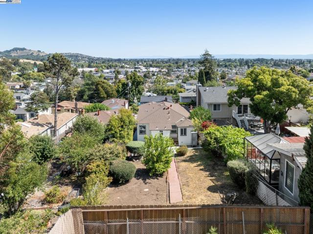 2643 99Th Ave, Oakland CA: https://media.crmls.org/mediaz/1cd5c037-3ef9-427c-b706-3628e9bbeeed.jpg