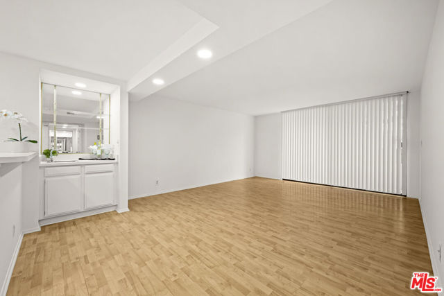 10535 Wilshire Boulevard, Los Angeles CA: https://media.crmls.org/mediaz/1cd61c90-ea01-4f2a-9b57-49f5410a6059.jpg