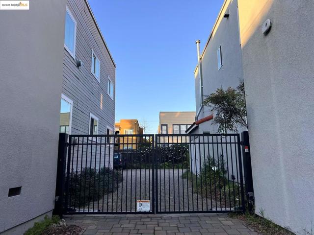 562 29th St, Oakland CA: https://media.crmls.org/mediaz/1cd66a20-f414-4706-8488-c18095376099.jpg