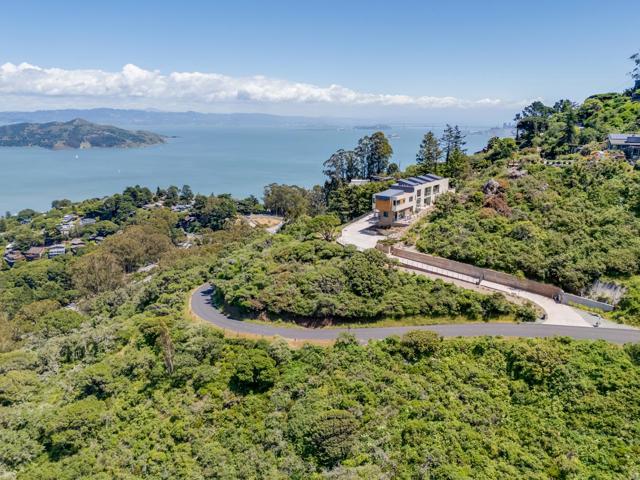 3 Wolfback Ridge Road, Sausalito CA: https://media.crmls.org/mediaz/1cd72d6d-d38c-4cd0-82f7-390749c04674.jpg