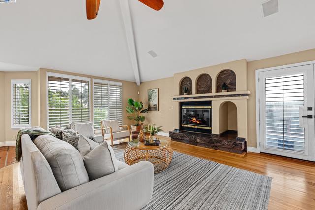 20340 Hunters Knls, Castro Valley CA: https://media.crmls.org/mediaz/1cd8464c-7cd0-441b-9d40-0dbb39ba632e.jpg