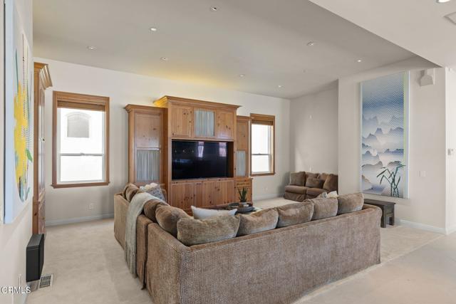 1135 Capri Way, Oxnard CA: https://media.crmls.org/mediaz/1cd8c8e1-4be2-4c21-9615-3512d5d141c2.jpg