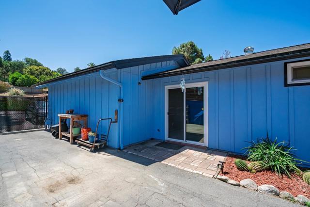 620 Sunset Drive, Vista CA: https://media.crmls.org/mediaz/1cd97e10-e7e5-498a-9d39-38dee8c543d6.jpg