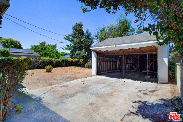 253 W El Sur Street, Monrovia CA: https://media.crmls.org/mediaz/1cda044d-f0c3-4bcd-8bef-e740e003928c.jpg