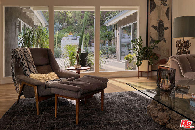 11575 Dona Dorotea Drive, Studio City CA: https://media.crmls.org/mediaz/1cda43d6-7f90-4946-93c5-71f9173e7b5f.jpg
