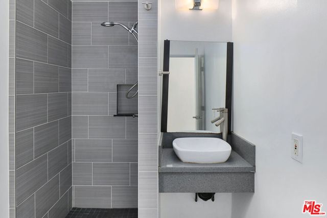 8629 Franklin Avenue, Los Angeles CA: https://media.crmls.org/mediaz/1cda7260-398b-46f5-bb6a-4aa42a6d9cd2.jpg