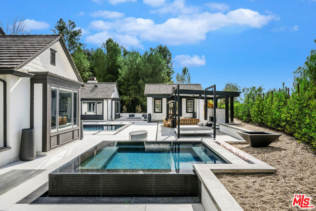 1 Falconridge Drive, Coto de Caza CA: https://media.crmls.org/mediaz/1cda8c89-8bfd-4696-b8b3-1070e8935043.jpg