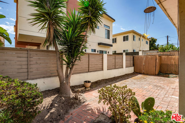 2204 Carnegie Lane, Redondo Beach CA: https://media.crmls.org/mediaz/1cdb36d1-9208-4675-8ad2-f3febde75503.jpg