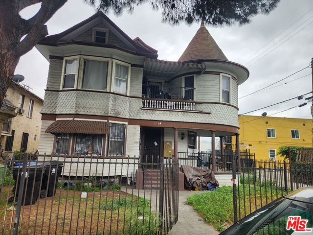 626 E 54th Street, Los Angeles CA: https://media.crmls.org/mediaz/1cdcbdcf-4583-44ab-8052-481f2379d6c8.jpg