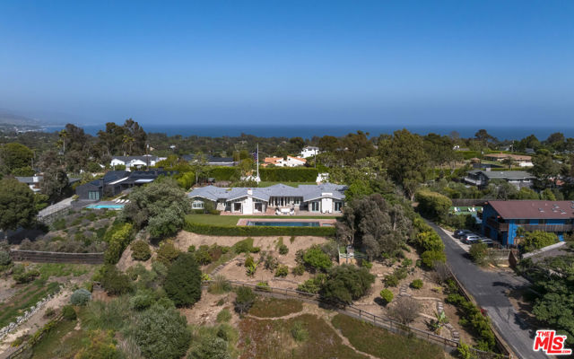 6815 Dume Drive, Malibu CA: https://media.crmls.org/mediaz/1cdced2e-f451-45de-bb5d-909b891fd70e.jpg