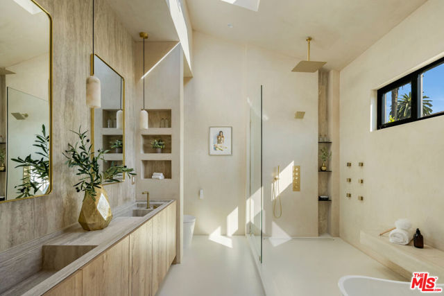 4029 East Boulevard, Los Angeles CA: https://media.crmls.org/mediaz/1cdd4c36-db38-4946-ae08-27052ee847ba.jpg