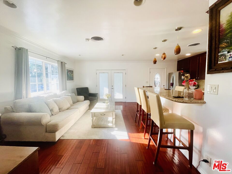 https://media.crmls.org/mediaz/1cddc7d8-d0b3-498b-bd06-38455506babd.jpg?preset=X-Large