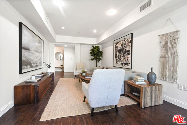 11218 CAMARILLO Street, 206 photo 5