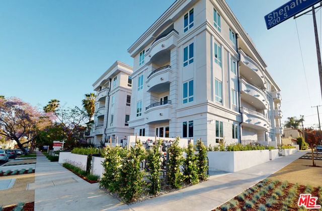 8700 Chalmers Drive, Los Angeles CA: https://media.crmls.org/mediaz/1cdf9efc-1120-4169-9603-5ecb3a231bb4.jpg