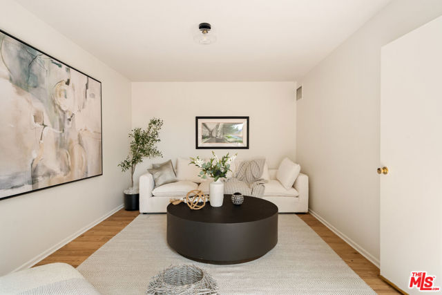 3716 Effingham Place, Los Angeles CA: https://media.crmls.org/mediaz/1ce12205-7444-43a9-8a24-bcfb3f2391e8.jpg