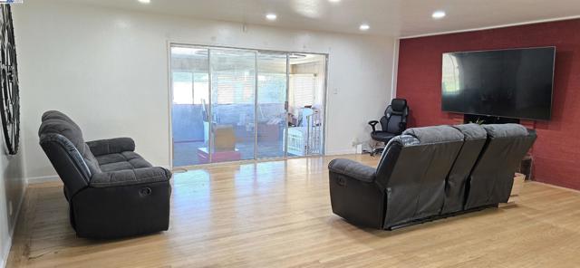 1661 Minnesota St, Fairfield CA: https://media.crmls.org/mediaz/1ce29e4f-b371-457d-b637-3320bc1c87b0.jpg