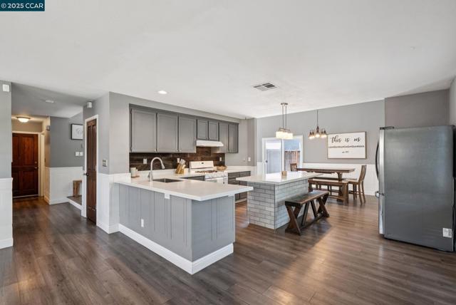 4813 Carrington Dr, Oakley CA: https://media.crmls.org/mediaz/1ce2ba20-a232-48a0-827d-387ef3641ee7.jpg