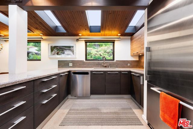 2718 Claray Drive, Los Angeles CA: https://media.crmls.org/mediaz/1ce32c4d-c033-4a6a-862b-38e26c5ab821.jpg