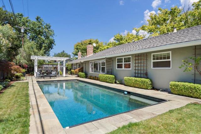 688 Kingswood Way, Los Altos CA: https://media.crmls.org/mediaz/1ce33221-5ce4-4351-911f-879bc120e3c9.jpg