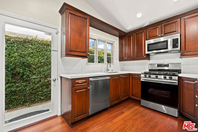 427 W Manchester Avenue, Playa del Rey CA: https://media.crmls.org/mediaz/1ce3911c-425f-4066-9493-cebda0e1cc66.jpg
