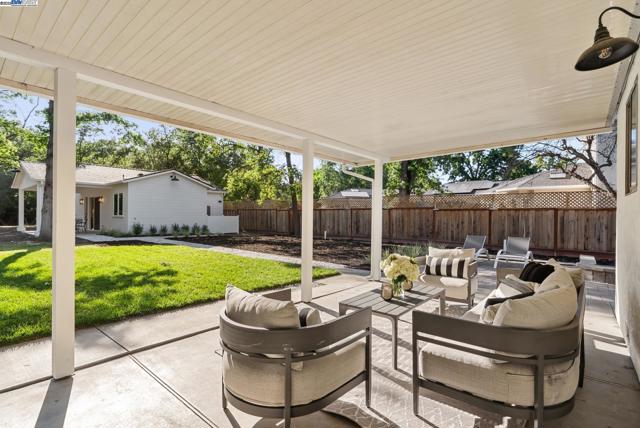2129 Youngs Ct, Walnut Creek CA: https://media.crmls.org/mediaz/1ce3a1f2-19a5-47ce-8c8a-14a553a3d6d8.jpg